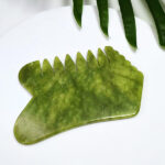 Grzebień Gua Sha z zielonego jadeitu YEYE Made in Nature - obrazek 5