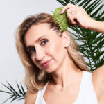 Grzebień Gua Sha z zielonego jadeitu YEYE Made in Nature - obrazek 3