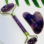 Zestaw roller + kamień Gua Sha do masażu i relaksu – fioletowy ametyst Yeye - obrazek 4
