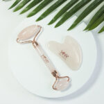 Zestaw roller + kamień Gua Sha do masażu i relaksu - różowy kwarc Yeye