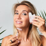 Zestaw roller + kamień Gua Sha do masażu i relaksu - różowy kwarc Yeye - obrazek 2